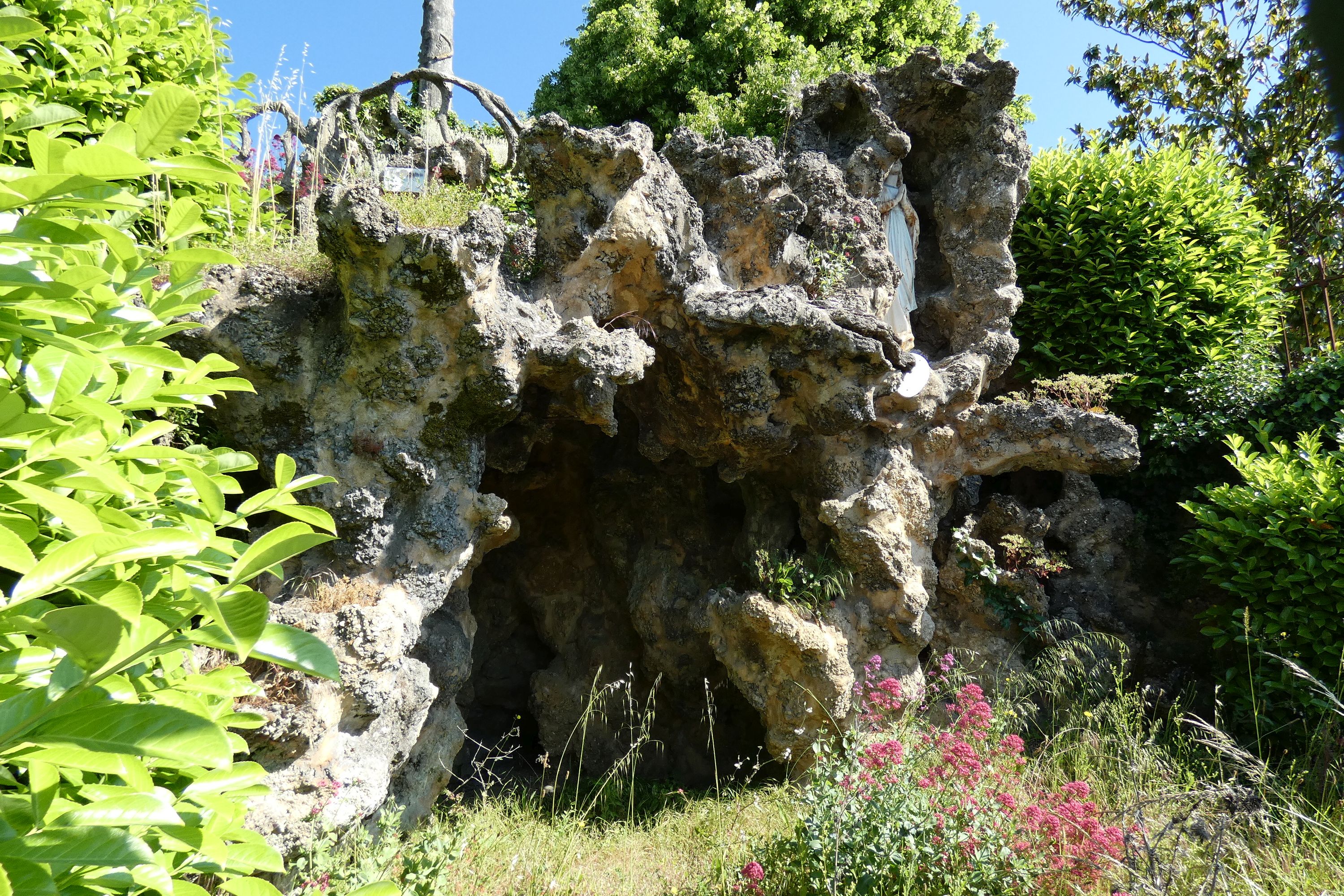 Croix de chemin et grotte de Lourdes, rue de la Gaillardise