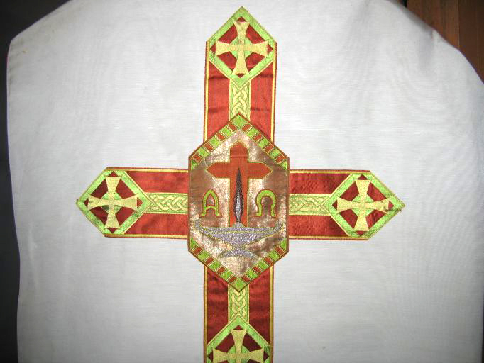 Ornement blanc n° 10 : chasuble, étole, manipule, bourse de corporal, voile de calice