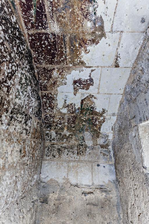 Peinture murale de l'enfeu adossé au choeur de l'église Saint-Martin de Luché, à Luché-Pringé : Jugement dernier, anges porteurs des instruments de la Passion, assemblée de saints