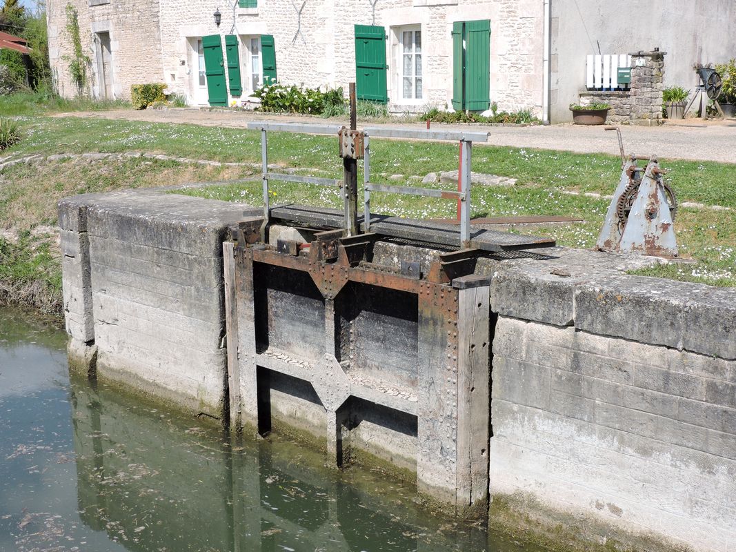 Barrage éclusé du canal du Mignon