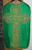 Ornement vert n° 4 : chasuble, étole, manipule, bourse de corporal