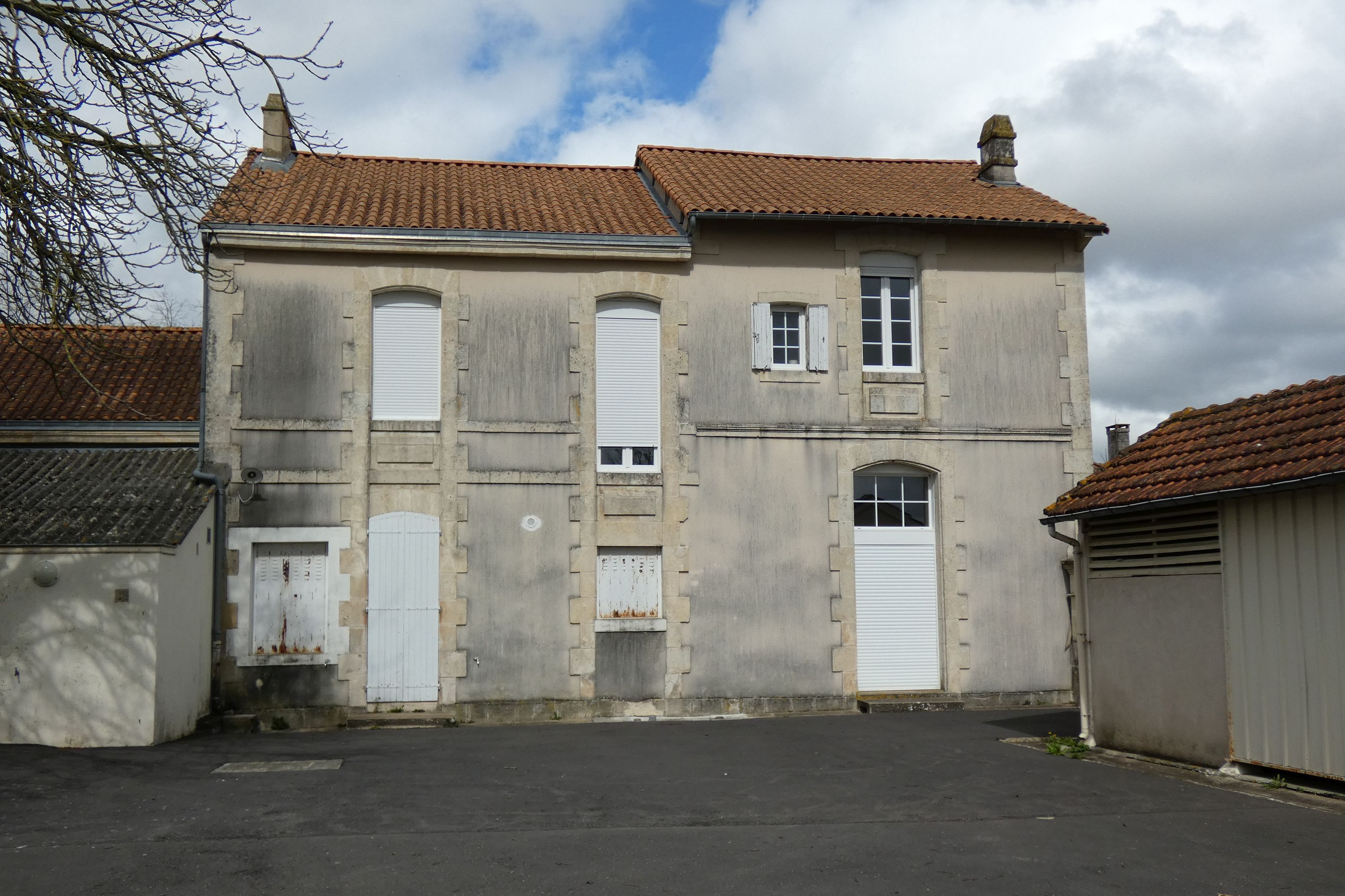 Mairie et école primaire de Sainte-Christine, actuellement salle des fêtes, 24 rue du Champ-de-la-Ville