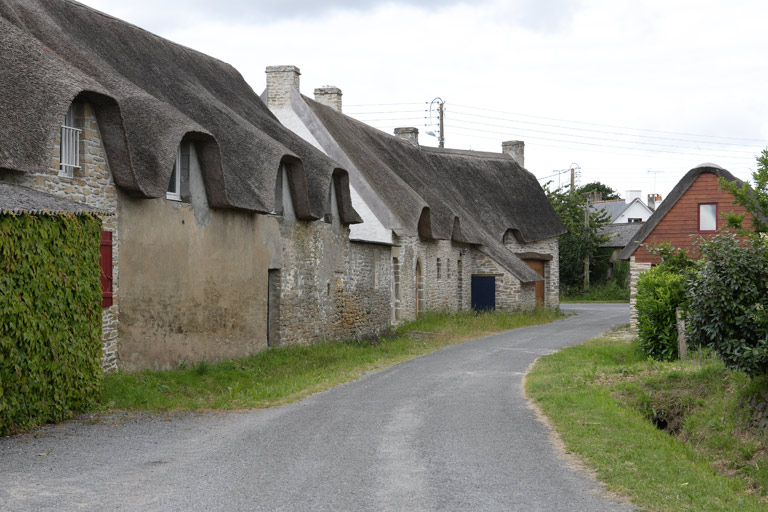 Rangée de maisons, 40, 42, 44 route du Bouzaire, Bois-du-Pont, 2 chemin de Île