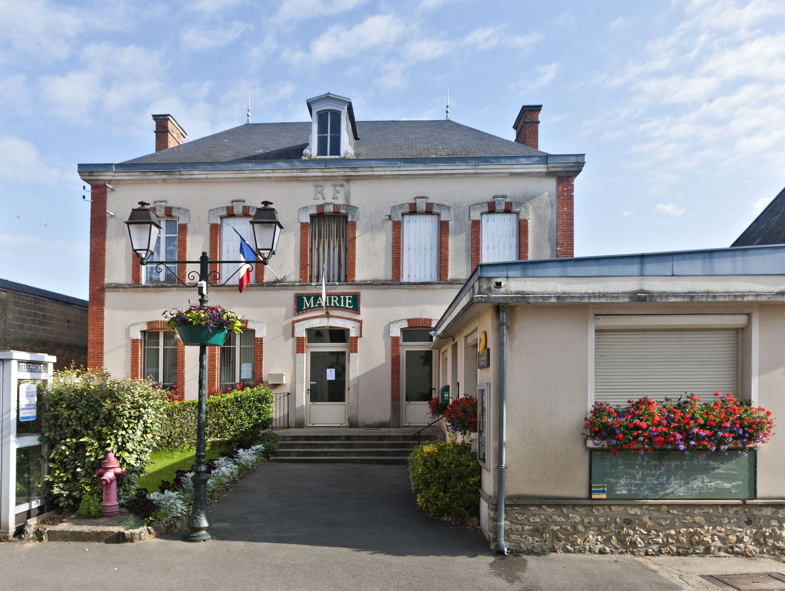 Mairie-école de garçons, actuellement mairie et groupe scolaire.