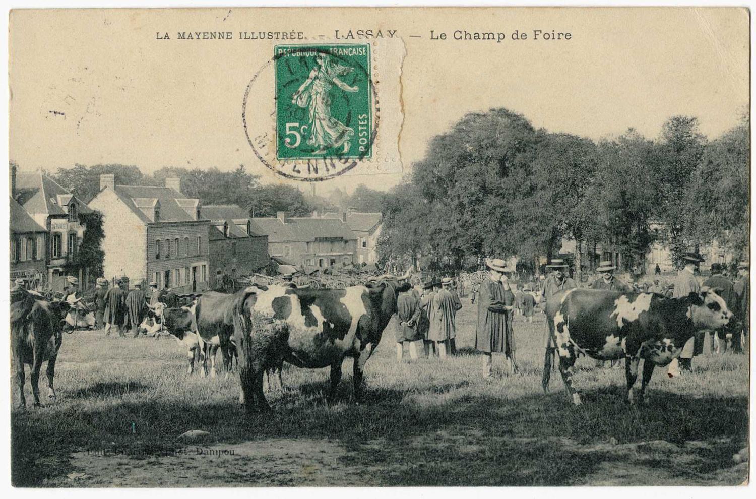 Marché aux bestiaux, sur le champ de foire de Lassay, carte postale, vers 1900.