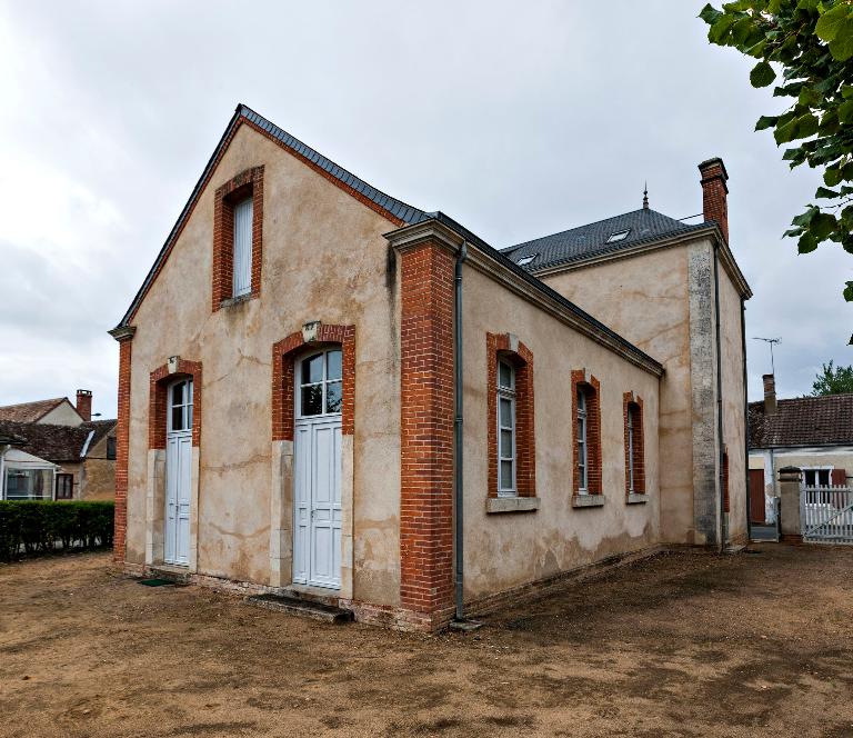 Mairie-école de l'ancienne commune d'Aulaines réunie à Bonnétable, actuellement maison d'écrivain Catherine Paysan.