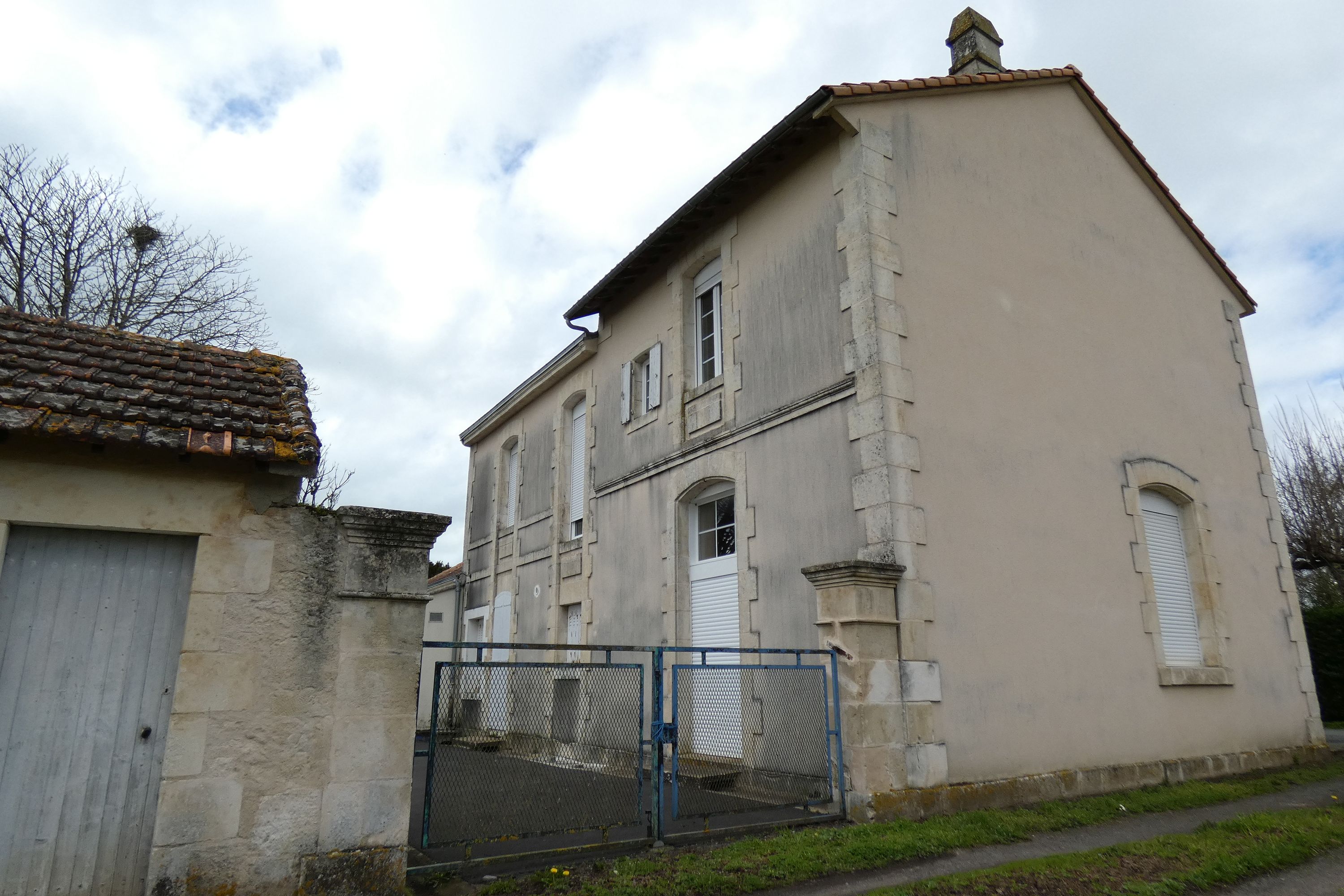 Mairie et école primaire de Sainte-Christine, actuellement salle des fêtes, 24 rue du Champ-de-la-Ville