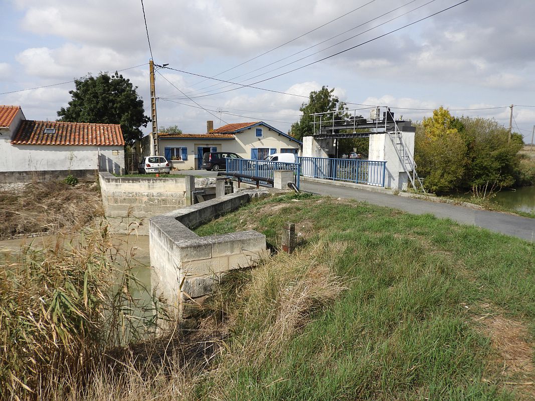 Porte du canal du Clain ou des Grands Greniers, maison de garde