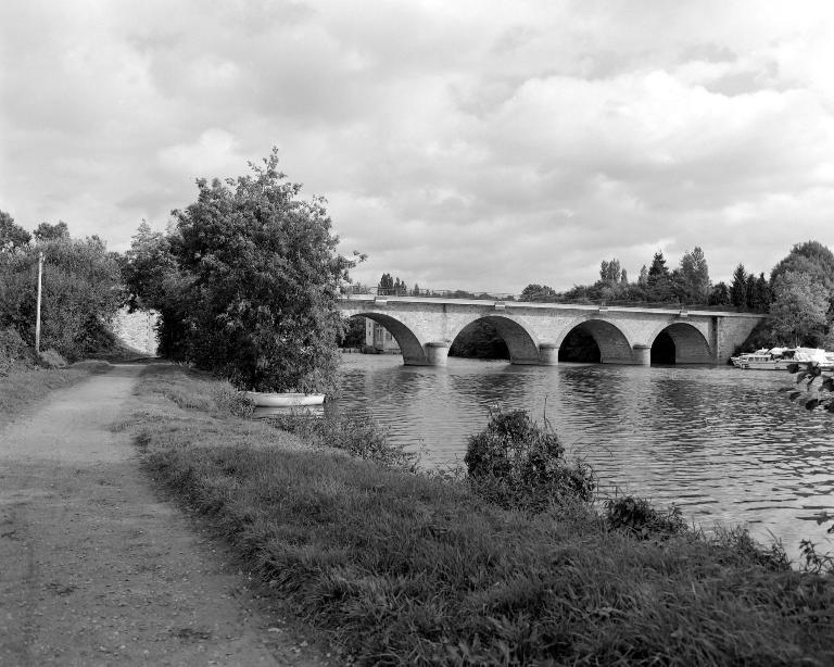Pont - Port-Rhingeard, L'Huisserie