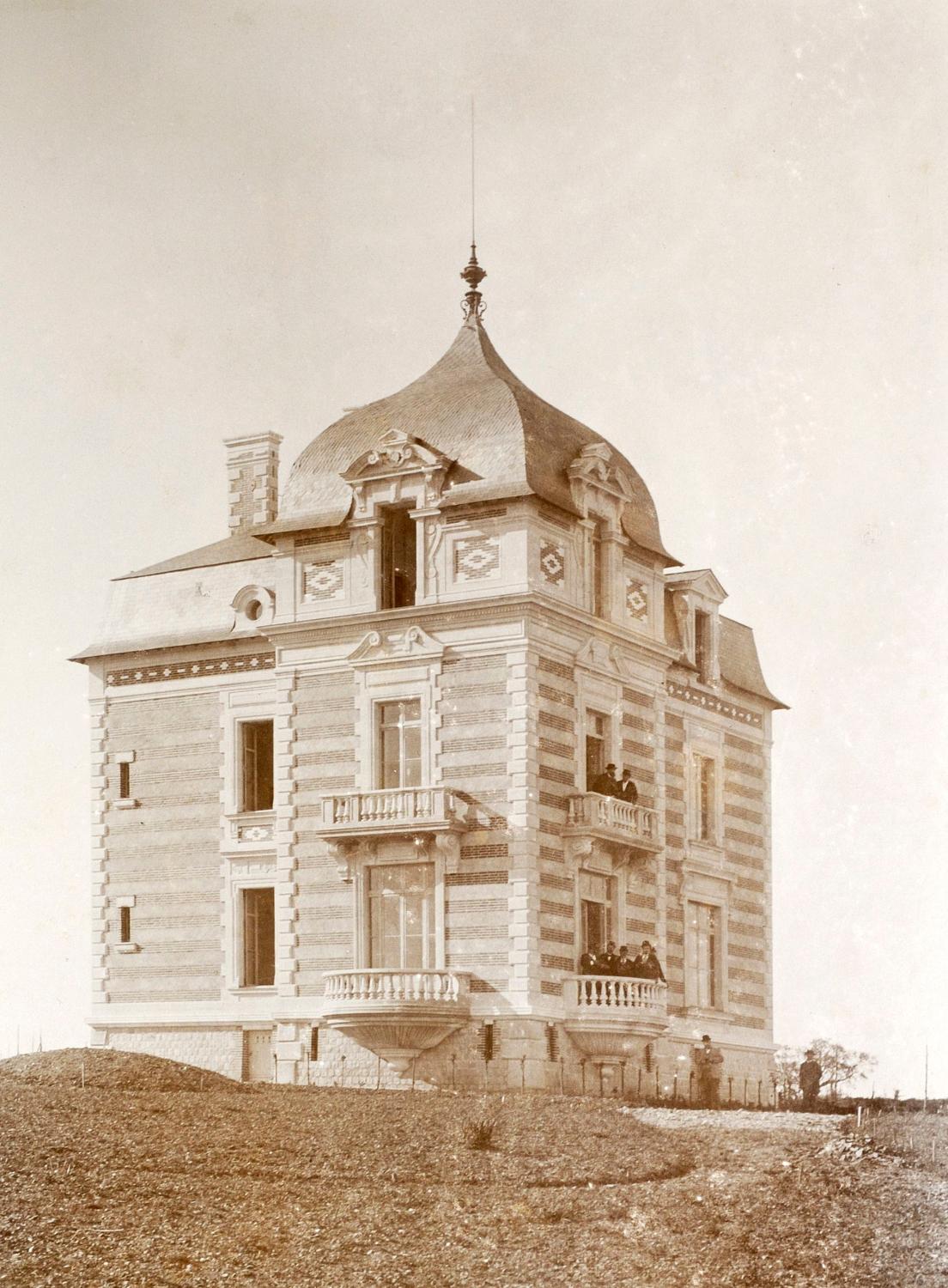 Le castel du Petit-Port à Bouchemaine. Photographie, vers 1900 (Archives municipales d'Angers, 14 Fi 96).