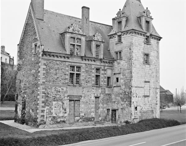 Hôtel Etienne Hervé, puis hôtel Ogeron de la Boire, puis école de charité, puis école des Frères des Ecoles chrétiennes, dit faussement hôtel du Roi-de-Pologne, actuellement institut municipal