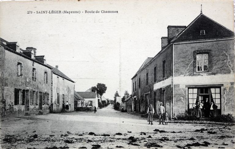 Hôtel de voyageurs, puis café - R.D. 582 de Saint-Léger à Chammes, 6e maison, Saint-Léger