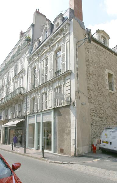 Abbaye de bénédictins puis de mauristes, dite abbaye Saint-Aubin, actuellement hôtel du Département et préfecture de Maine-et-Loire