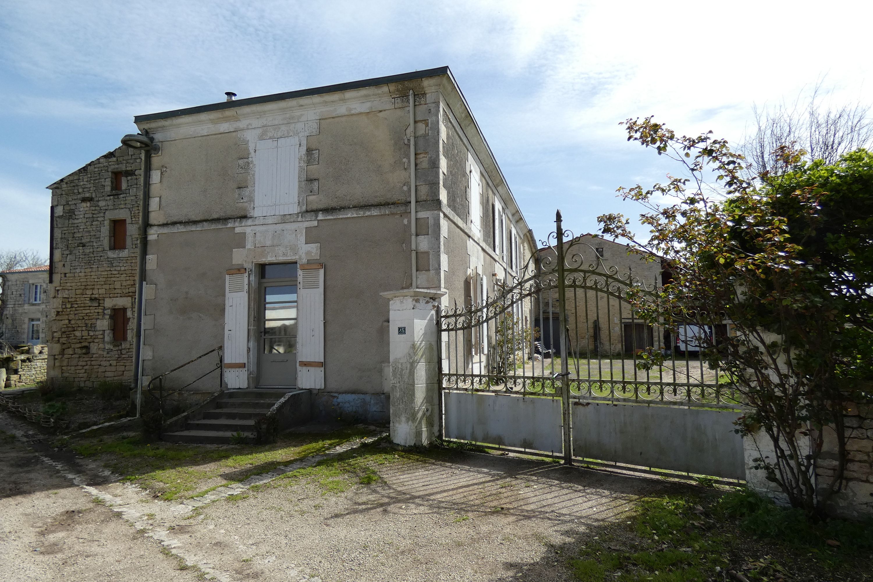 Ferme, magasin de commerce, actuellement maison, 45 rue du Port