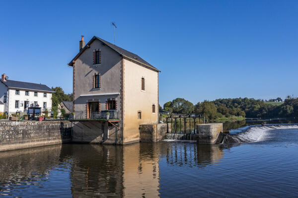 Moulin à farine, puis minoterie, actuellement maison et restaurant