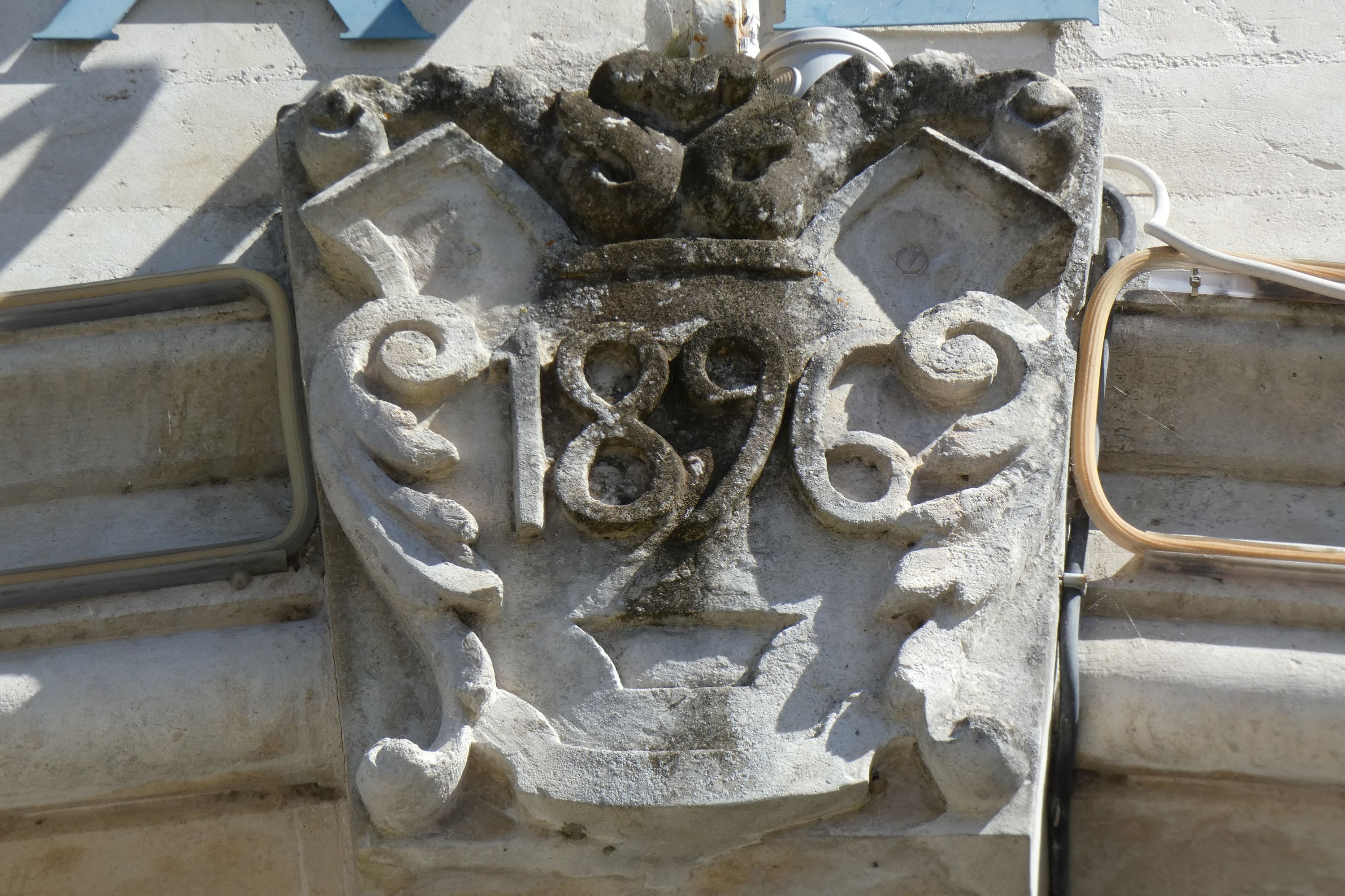 Ecole primaire publique de filles, puis bureau de poste, puis mairie, actuellement salles de réunions