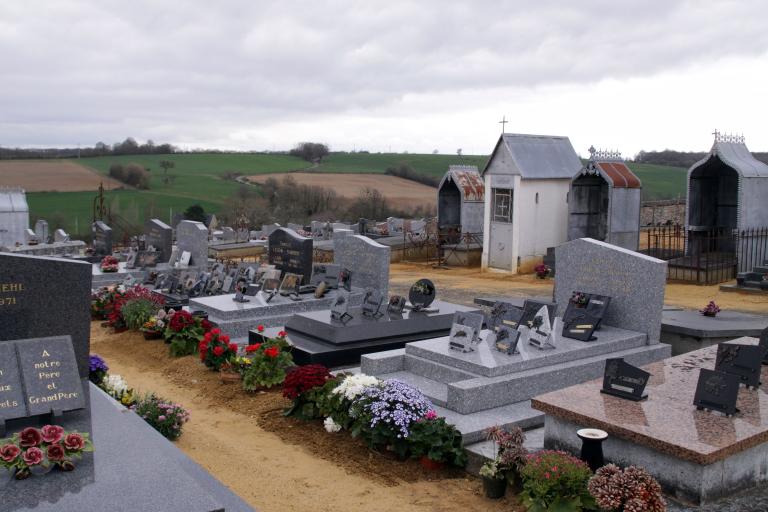 Cimetière à Saint-Vincent-du-Lorouër