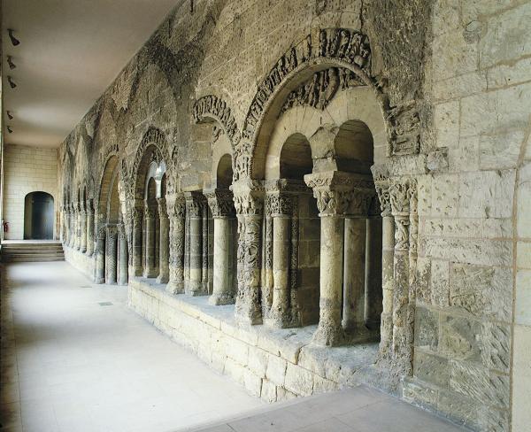 Abbaye de bénédictins puis de mauristes, dite abbaye Saint-Aubin, actuellement hôtel du Département et préfecture de Maine-et-Loire