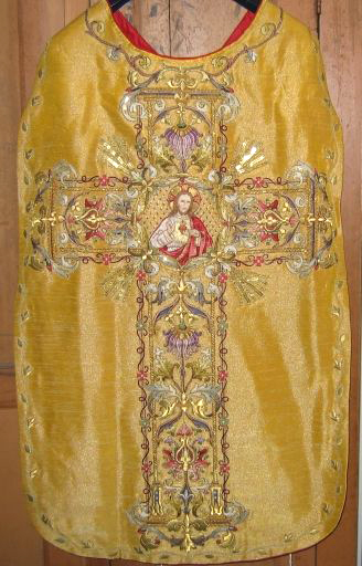 Ornement doré n° 5 : chasuble, étole, manipule, voile de calice, bourse de corporal