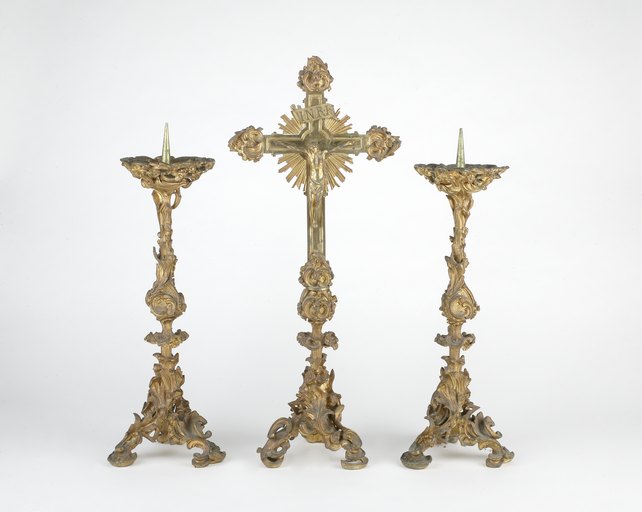 Ensemble d'une croix d'autel et de 2 chandeliers d'autel