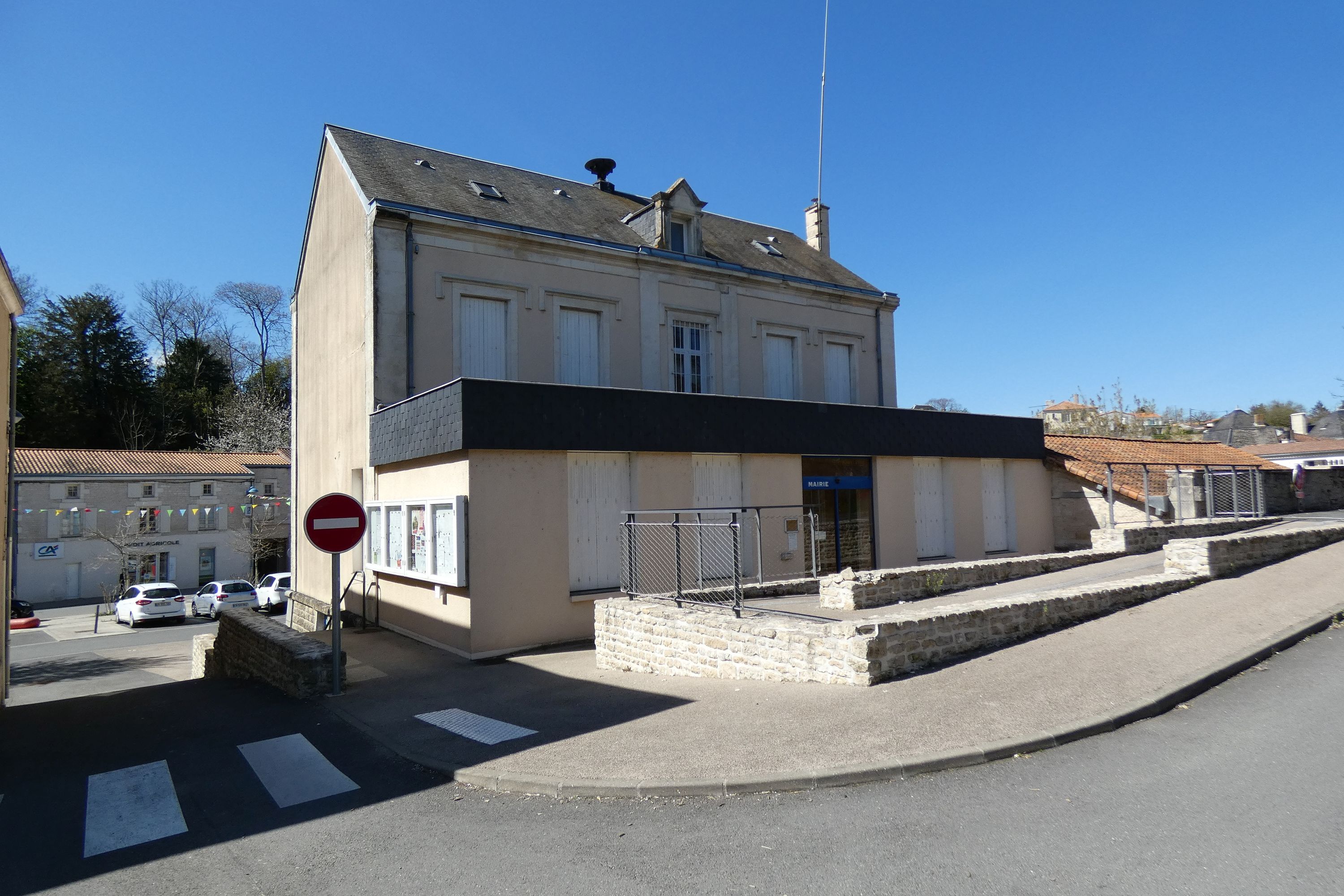 Ecole primaire publique de filles, puis bureau de poste, puis mairie, actuellement salles de réunions