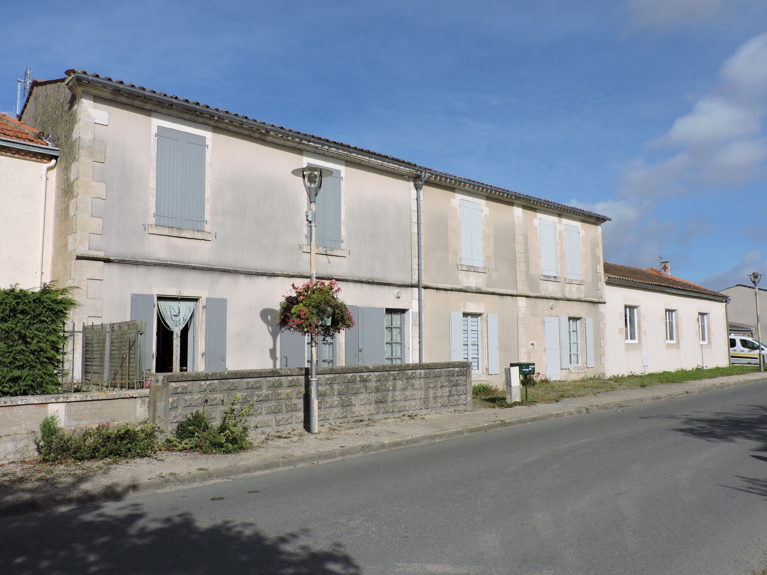 Ecole primaire publique, mairie puis bureau de poste, actuellement logements et magasin de commerce