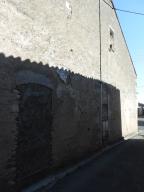 Le mur pignon de l'ancienne auberge, sur la rue du Lion d'Or, avec les vestiges d'anciennes ouvertures.