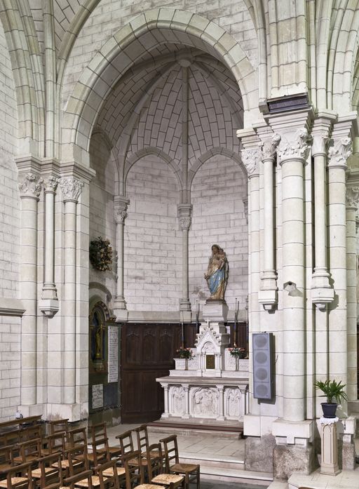 Monument aux morts, église paroissiale Saint-Hilaire de Montilliers