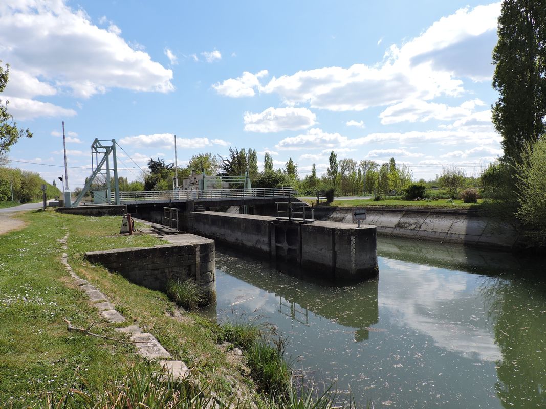 Hameau et site d'écluse de Bazoin