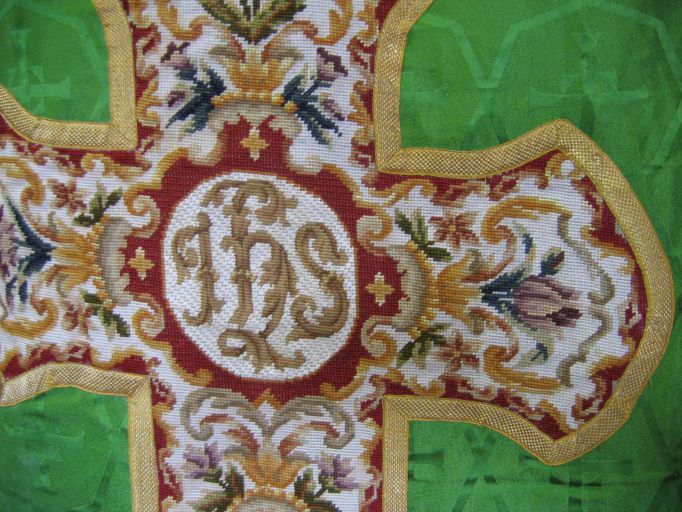 Ornement vert n° 3 : chasuble, étole, bourse de corporal, voile de calice