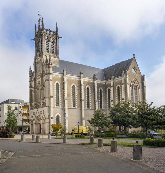 Église paroissiale Saint-Pierre de Changé