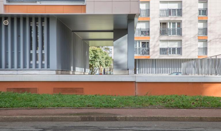 Effet de grille béton en rez-de-chaussée de tours.