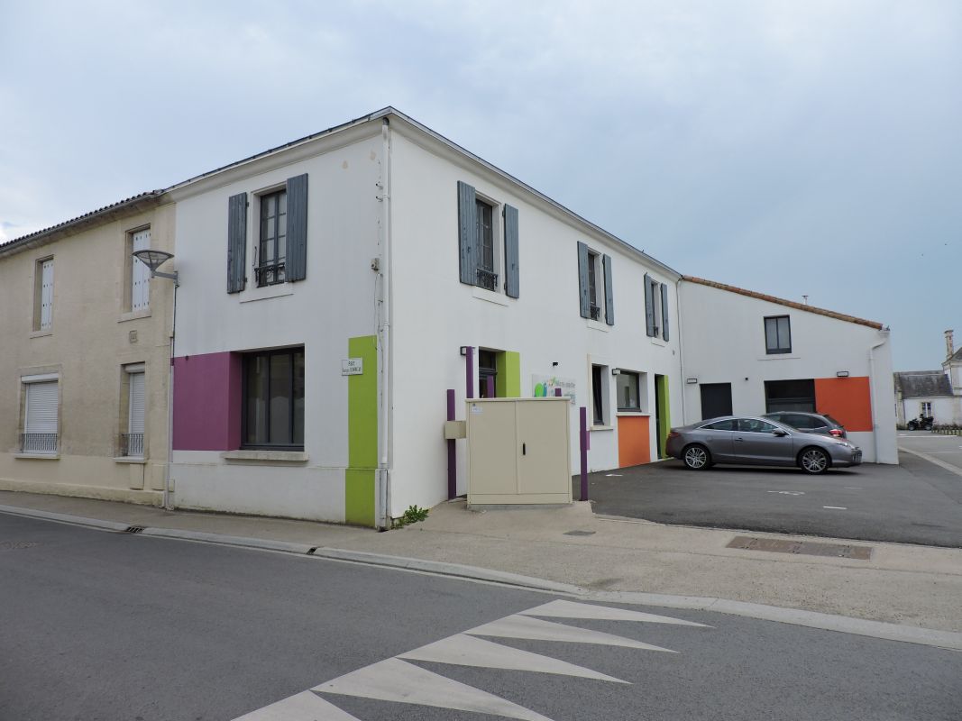 Maison, magasin de commerce puis bureau de poste, actuellement crèche, 70 rue Georges-Clemenceau