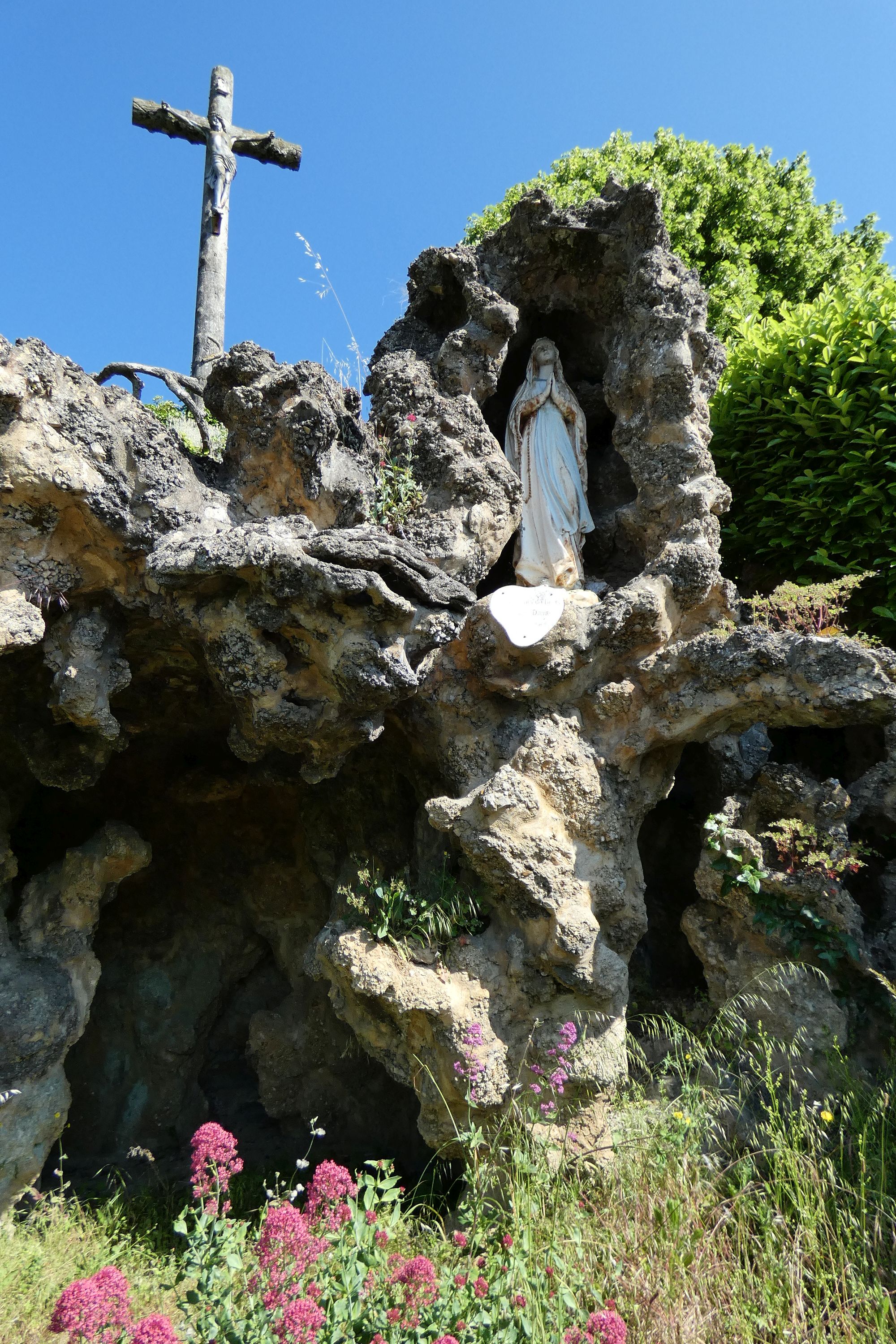 Croix de chemin et grotte de Lourdes, rue de la Gaillardise