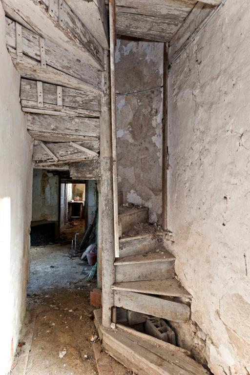 Château de la Couetterie, Dépendance 1, RdCh : escalier en vis, en bois,  montant au comble. (IVR52_20127200259NUCA) - Inventaire Général du  Patrimoine Culturel