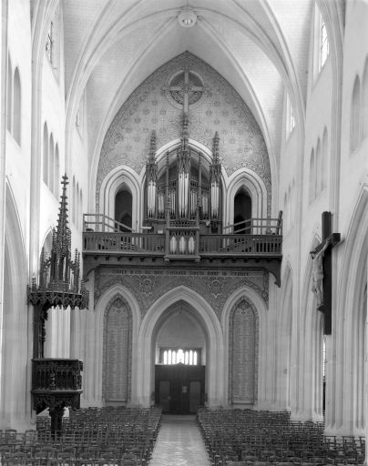 Collégiale, puis église paroissiale Saint-Nicolas - place Saint-Nicolas, Craon