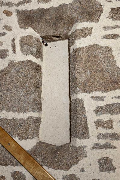 Baie médiévale, mur arrière de la maison parcelle 599 (cadastre de 1840), débouchant dans le corps de logis arrière de la maison parcelle 601.