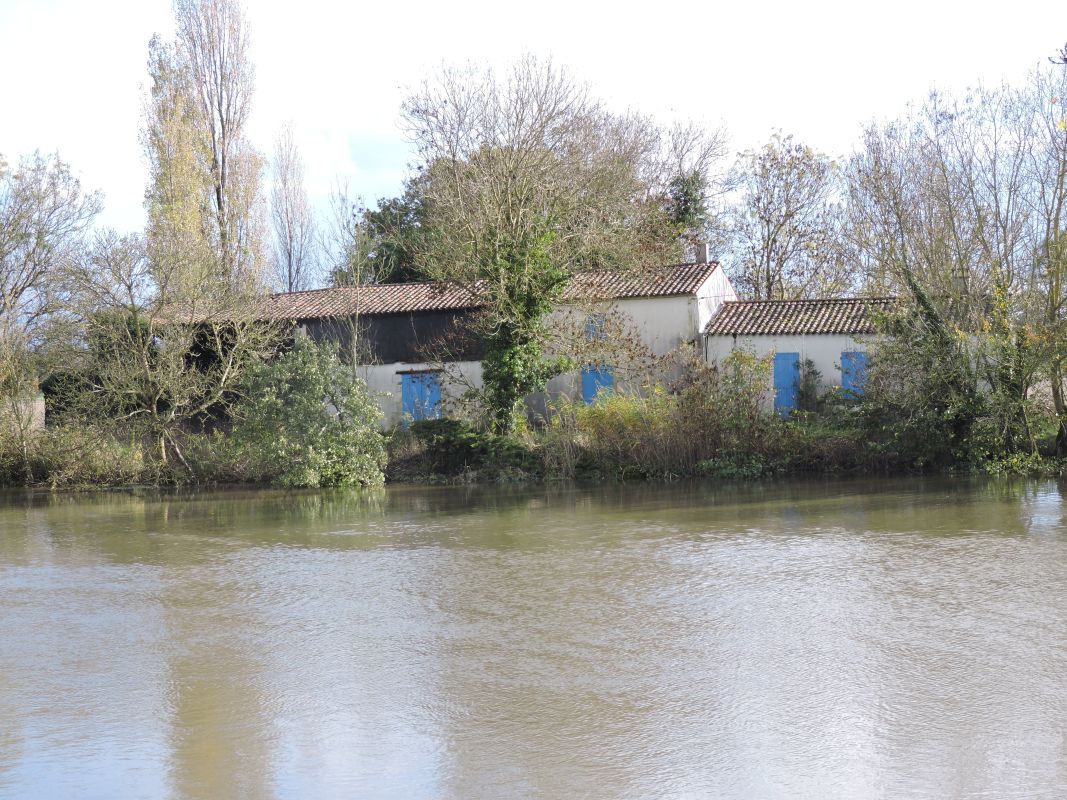 Ferme, café, actuellement maison ; île de Charouin