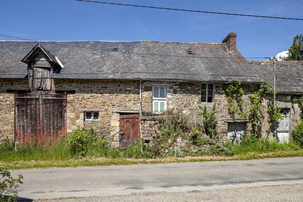 Alignement de maisons et de dépendances agricoles au hameau des Hauts-Buats (Thuboeuf).