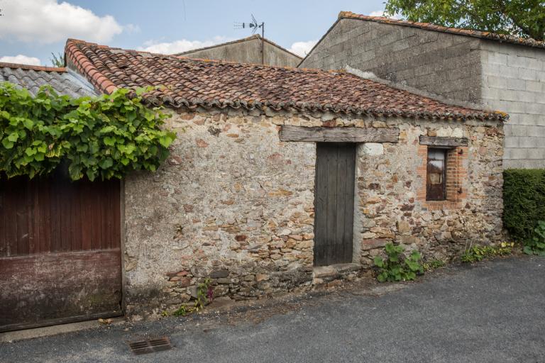  Habitation en rez-de-chaussée à une pièce sous charpente. Mur gouttereau antérieur. Les Laures, Vallet. Cadastre 2018, HN 01-97.