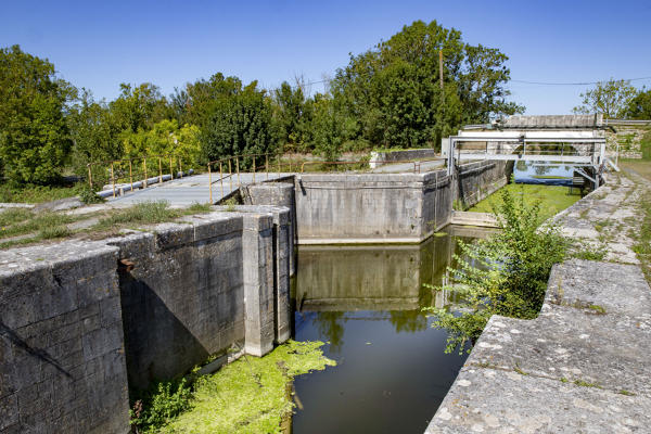 Aqueduc et écluse du Gouffre ; Route de La Rochelle