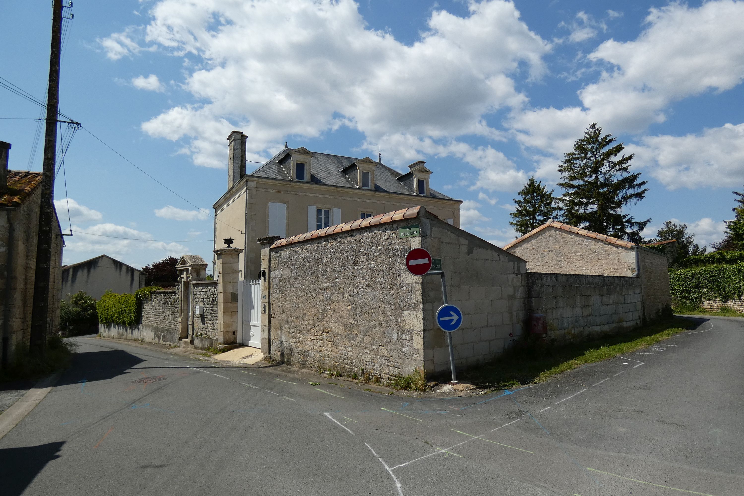 Presbytère puis école primaire publique de filles, actuellement maison et centre socio-culturel