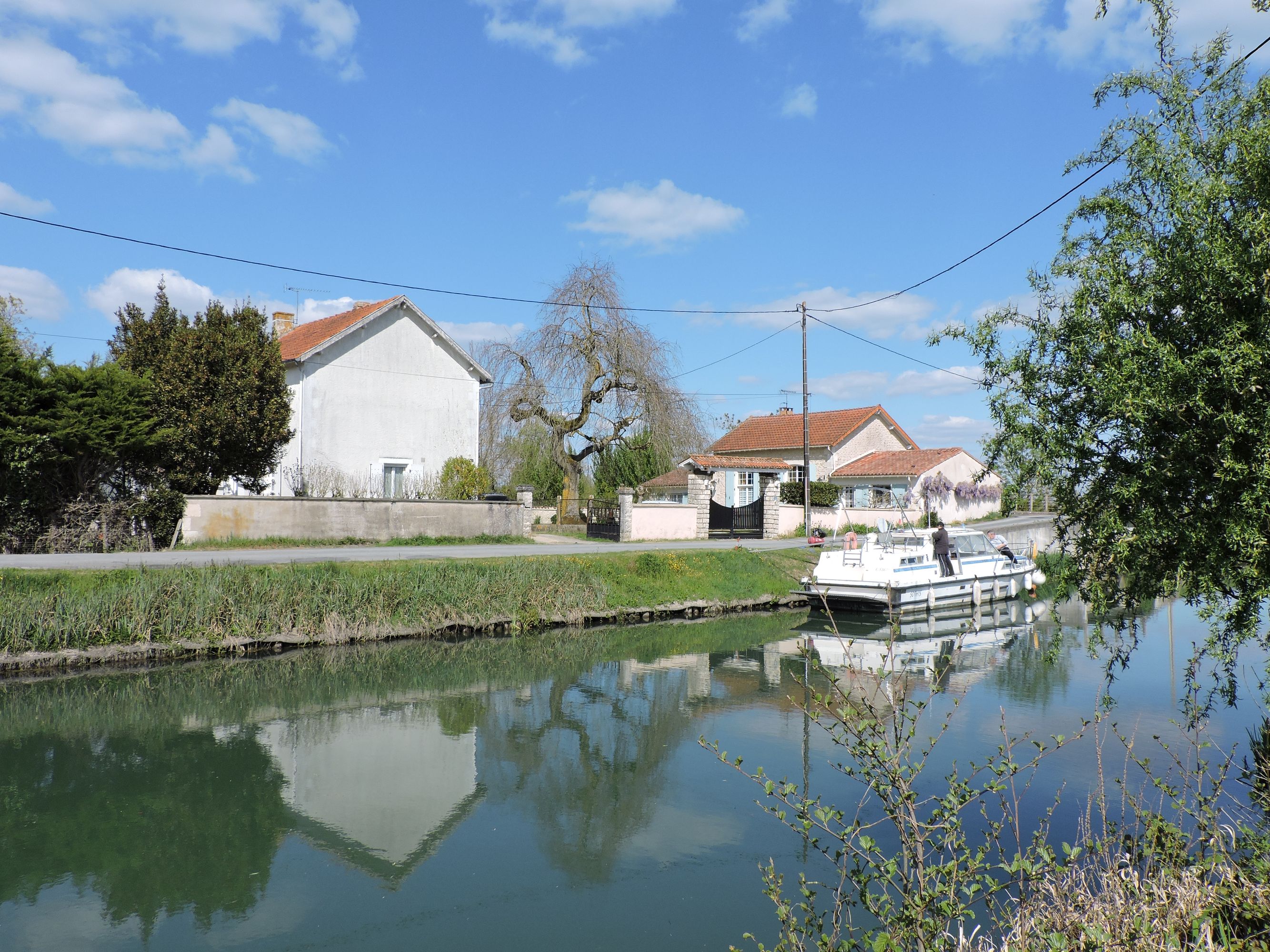 Ecole primaire publique de Bazoin, actuellement maisons, 2 et 4 Bazoin