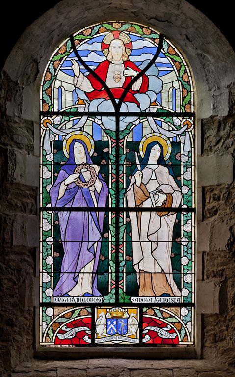 Verrière à personnages : Vierge de douleur, sainte Thérèse d'Avila (baie 2) - Église paroissiale Notre-Dame, Astillé