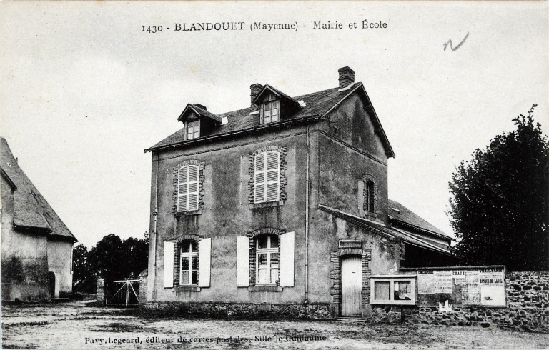 Mairie-école, actuellement maison - 4 place Adam-Becker, Blandouet