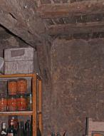 Chambre froide : structure en bois noyée dans la maçonnerie.