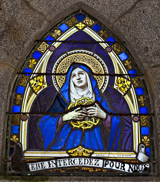 Verrière à personnage : Vierge de douleur - Chapelle funéraire de la famille Caigné, Mayenne