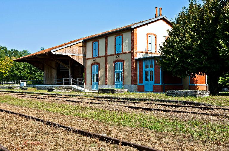 La gare de la ligne de chemin de fer de Mamers à Saint-Calais, actuellement gare de la ligne du chemin de fer touristique de la Sarthe.