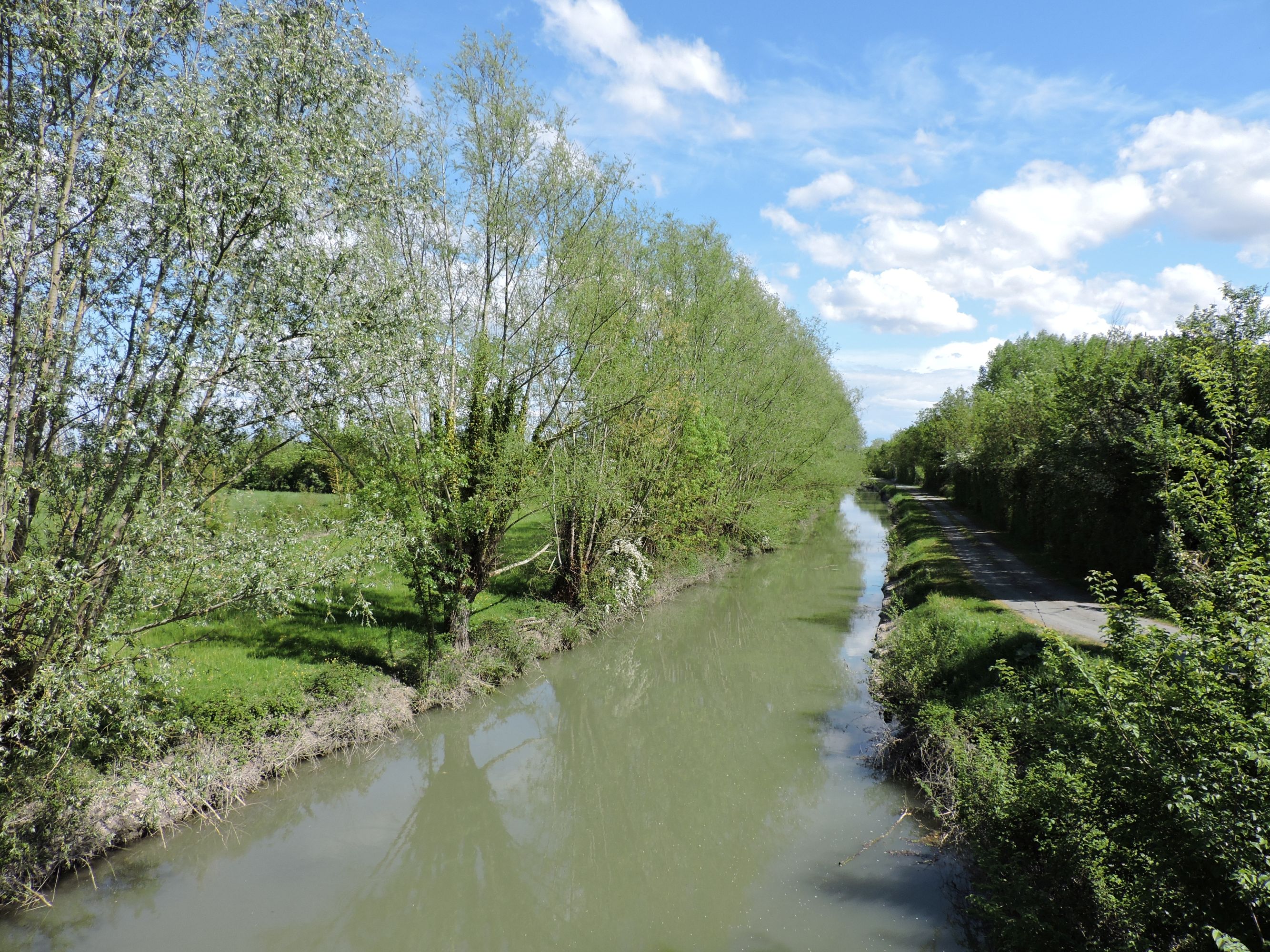 Le canal de Bourneau au pont de la Pichonnière, vu en direction du sud-est, vers l'amont.