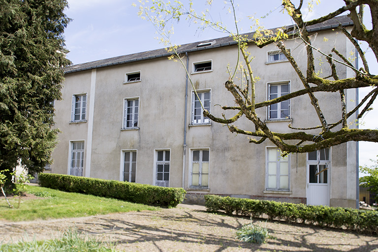 Couvent de sœurs franciscaines Servantes de Marie et hospice-maison de retraite, actuellement maisons ; maison avec chambres d'hôtes, 1 à 5 rue du Tusson